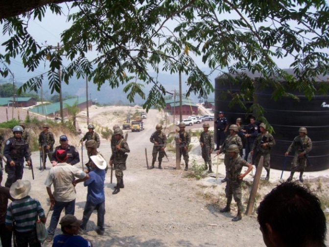No cesa la presencia de militares en la comunidad de Rio Blanco para intimidar a los pobladores quienes exigen el retiro de la empresa DESA del Rio Gualcarque.