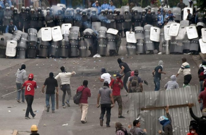 Arrecian protestas por declaratoria de JOH como presidente de Honduras mientras éste sigue con sus planes