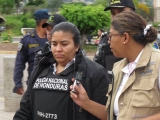 Vestida con un chaleco de la Policía Nacional Jueza ejecuta desalojo contra estudiantes de la UNAH