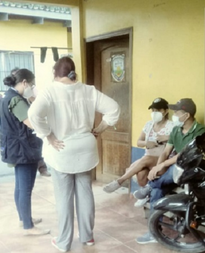 En la foto una investigadora de CONADEH toma nota de los acontecimientos en relación a esta detención , en una posta policial de San Pedro Sula.