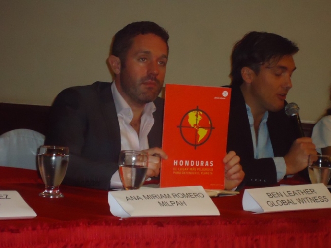 Ben Leather y Billy Kyte de Global Witness cuando presentaban el informe en Tegucigalpa