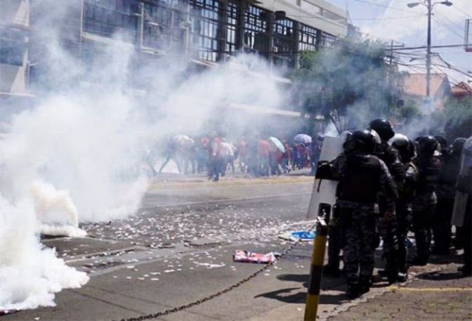 Policía reprime manifestantes disidentes al gobierno en movilización  del 15 de septiembre