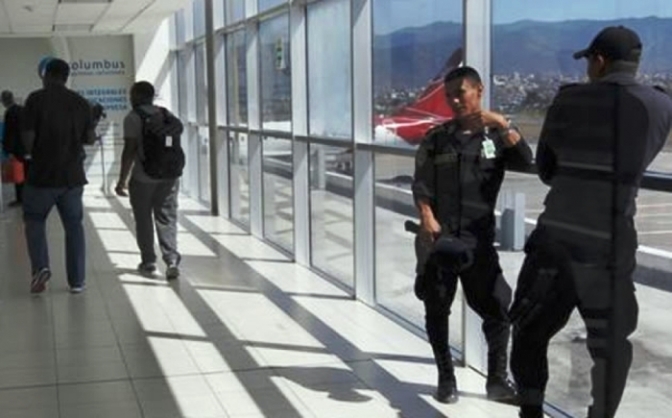 Inteligencia del Estado amedrenta a defensores de derechos humanos a su salida del país en el aeropuerto Toncontín