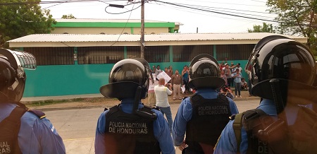 policia en juzgado