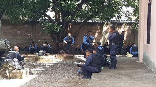 policias en audiencia