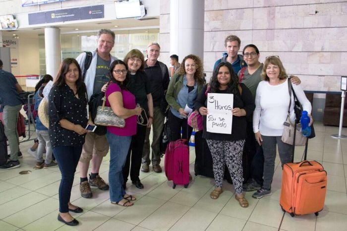 Delegación canadiense junto a Grahame Russell de Rights Action