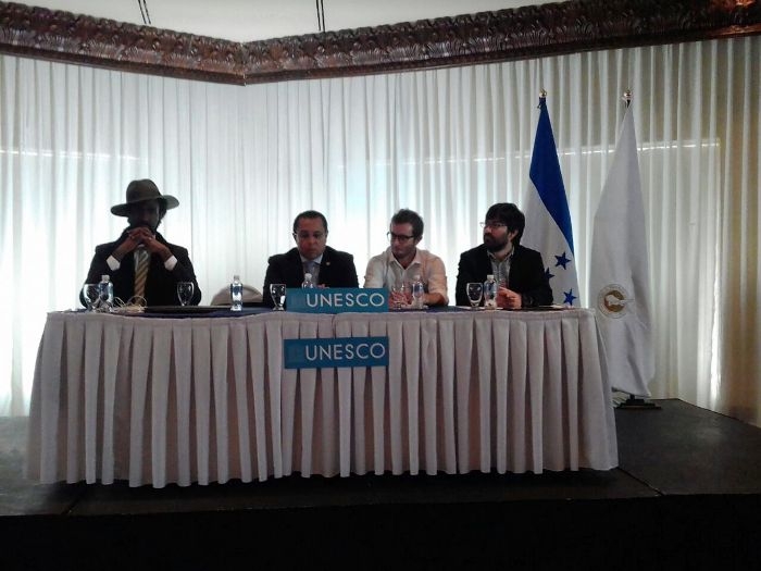 De izquierda a derecha : Jamion Knight , representante de la UNESCO, Dagoberto Rodriguez, presidente del CPH, Emmanuel Colombié, Director para América Latina de RSF y Edy Tábora de C-LIBRE