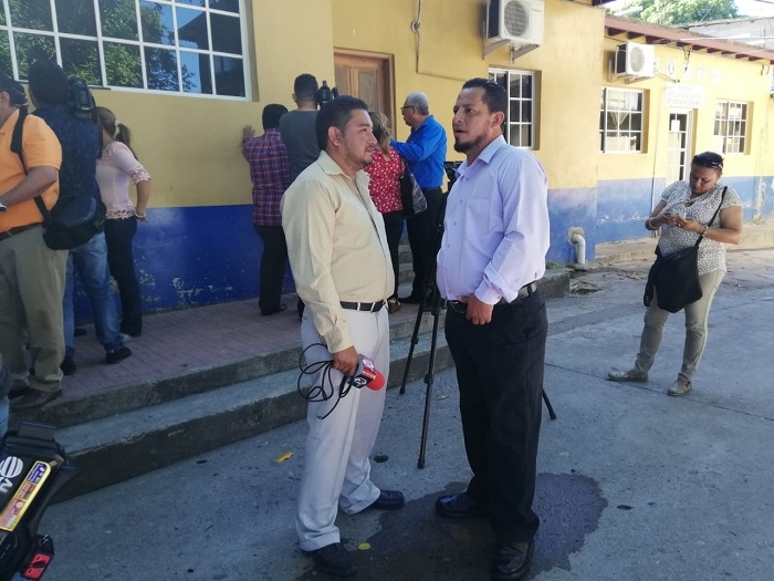 Periodista Edgard Andino, a la izquierda con micrófono y Jairo López