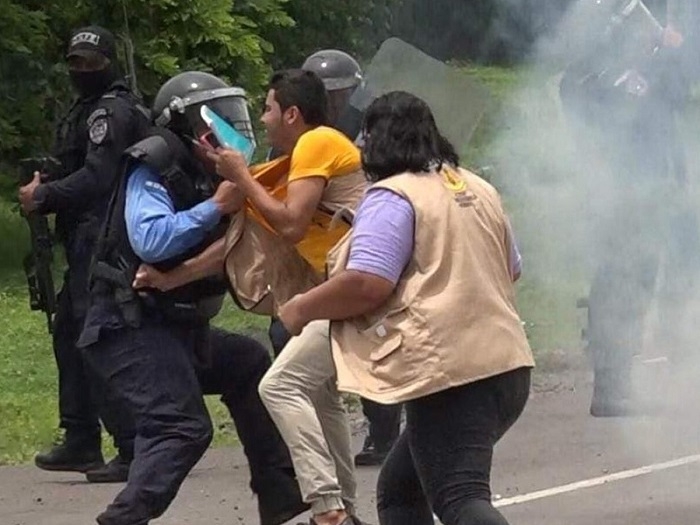 La foto capta cuando la Policía Nacional en Choluteca ataca al defensor de derechos humanos, Deninsson Escalante 