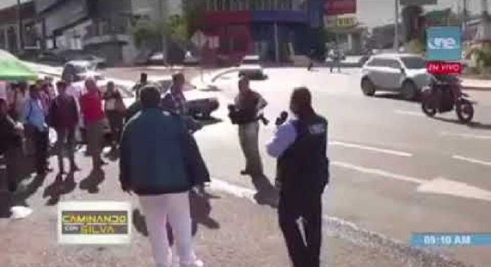 La imagen capta el momento en que el periodista transmite en vivo y su atacante se aproxima para tratar de apuñalarle.