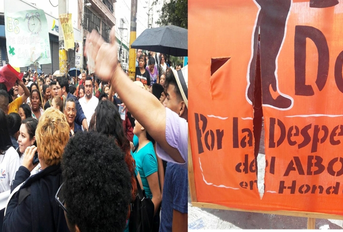 A cuchilladas la turba destruyó los mensajes de las mujeres, mientras policías y militares les dejaron hacer lo que quisieron contra las feministas que demandan se despenalice el aborto.