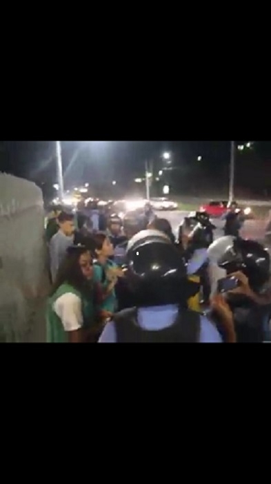 En un video grabado de la acción policial se puede observar cómo acosan a los defensores de derechos humanos