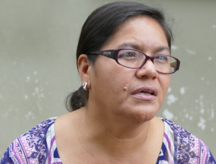 Dunia Montoya es asediada por policías cuando realiza su labor periodística.