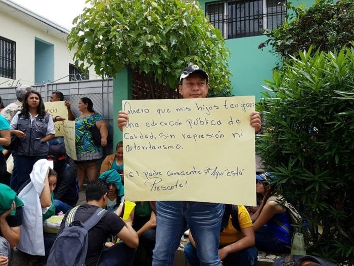 Roberto Gómez nunca dejó esta pancarta cuando esperaba que el Juez dejara libre a su hijo por tener pruebas creadas por el MP y la UNAH