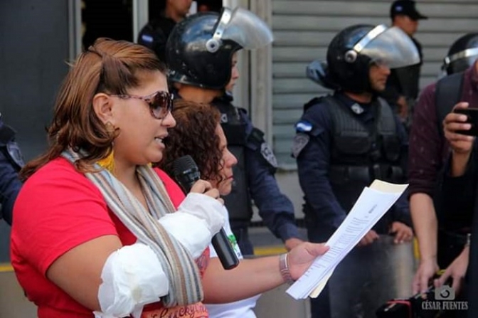 La periodista Miriam Elvir lee un comunicado en una protesta en solidaridad con su colega Geovanny Sierra de UNEtv a quien policías penitenciarios le dispararon.