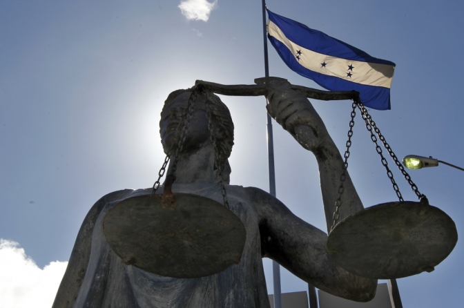 “Doña Justicia” en frente del edificio de la Corte Suprema de Honduras