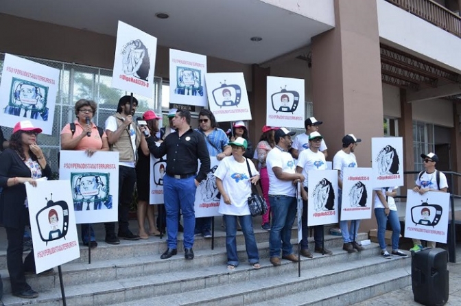 Mujeres periodistas protestan ante el Ministerio Público por falta de castigo a funcionarios que las reprimieron en el 2011