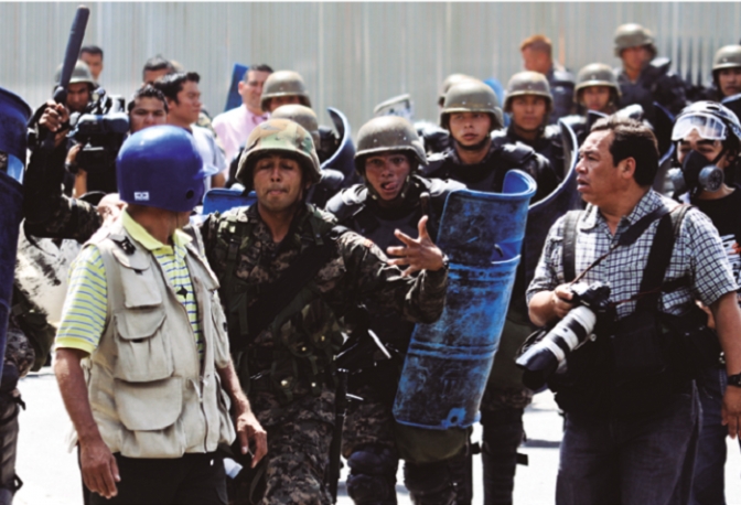 Comunicadores hondureños son asediados por militares durante un protesta en Tegucigalpa, Honduras. 