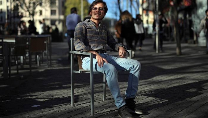 Milthon Robles, fotografiado esta semana en una calle de Madrid. SAMUEL SÁNCHEZ