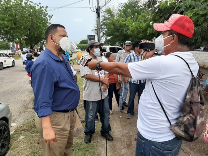 Periodista Jairo López da declaraciones a medios de comunicación después de largas horas de espera por una resolución judicial que pretende llevarlo a la cárcel.