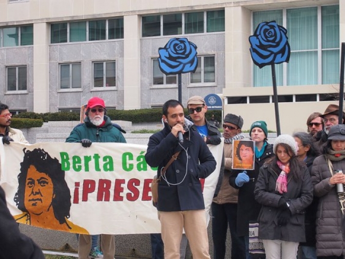 Los manifestantes el día después del asesinato de Cáceres. 