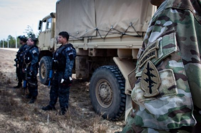 TIGRES, una policía especializada, son entrenados por un boina verde en 2015. Imagen a través del usuario de Flickr: USASOC News Service.