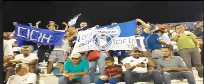 Más límites : En Estadio  la  policía decomisa banderas a aficionados al futbol que reclamaban la CICIH