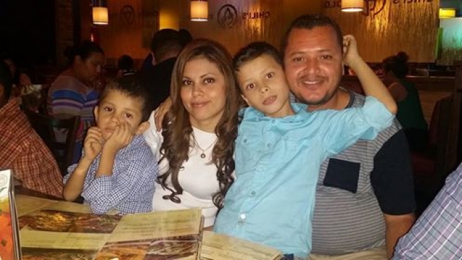 Elvin Francisco Molina junto a su esposa e hijos